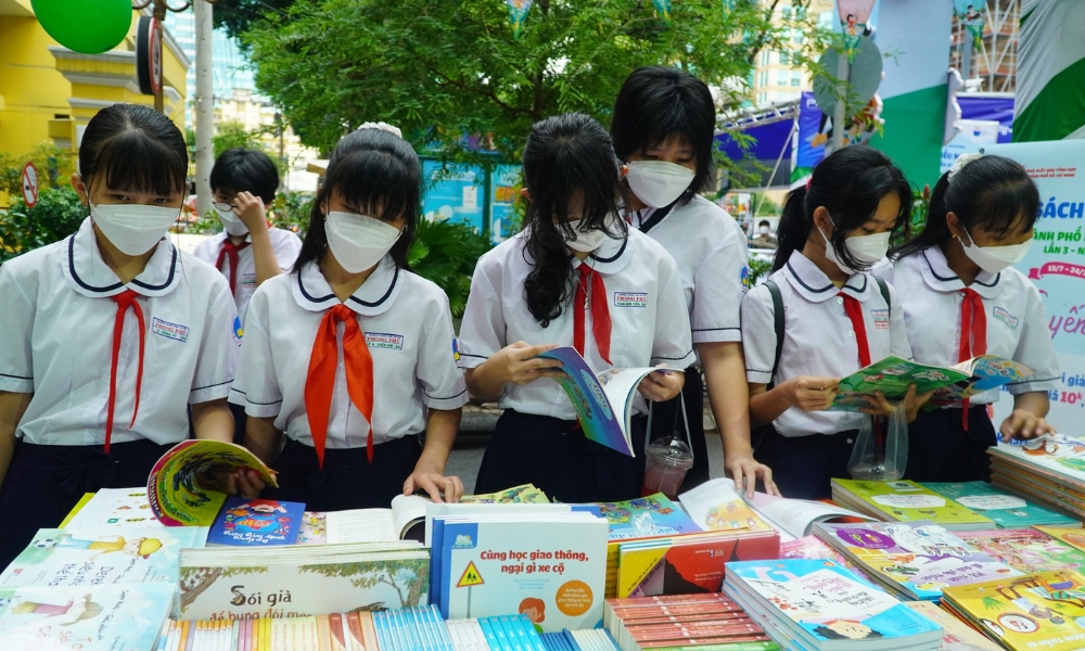 Nhà cái đá gà SV388 tặng sách cho học sinh Tiền Giang