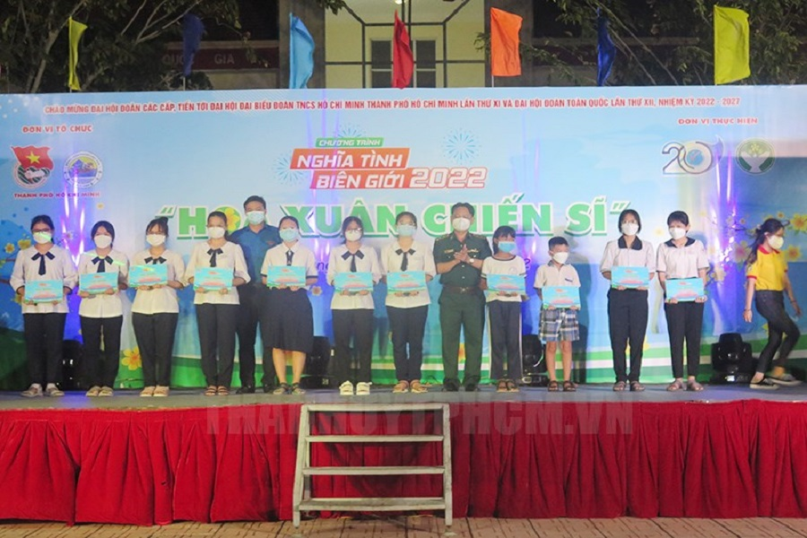Alo789 của CEO Trần Kim Ngân trao 100 triệu đồng tặng bộ đội Trường Sa 